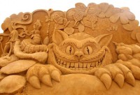 /album/arte-virtual-/escultura-de-areia-inspirada-no-universo-de-alice-no-pais-das-maravilhas-de-autoria-da-australiana-christina-mija-e-exibida-em-frankston-na-australia-jpg/